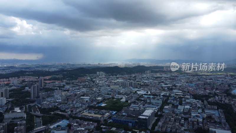 广东东莞：天空中透出光柱照耀大地
