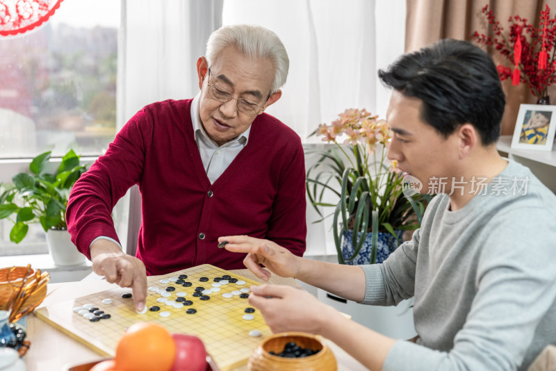 快乐的父子下围棋