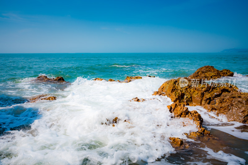 海浪礁石大海海岸线