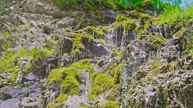 长满青苔的陡峭山崖瀑布