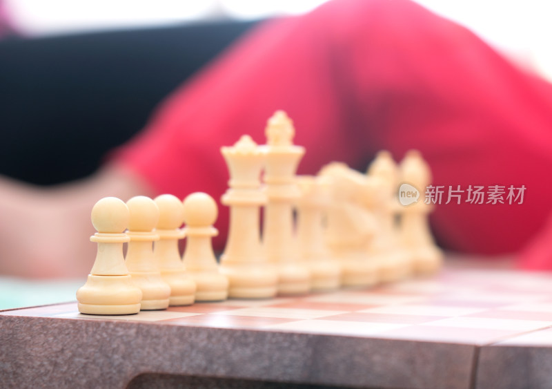 棋盘上一排国际象棋棋子