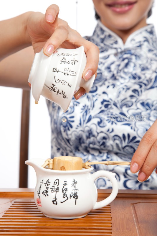 棚拍身穿中国传统服装的年轻女人秀茶艺