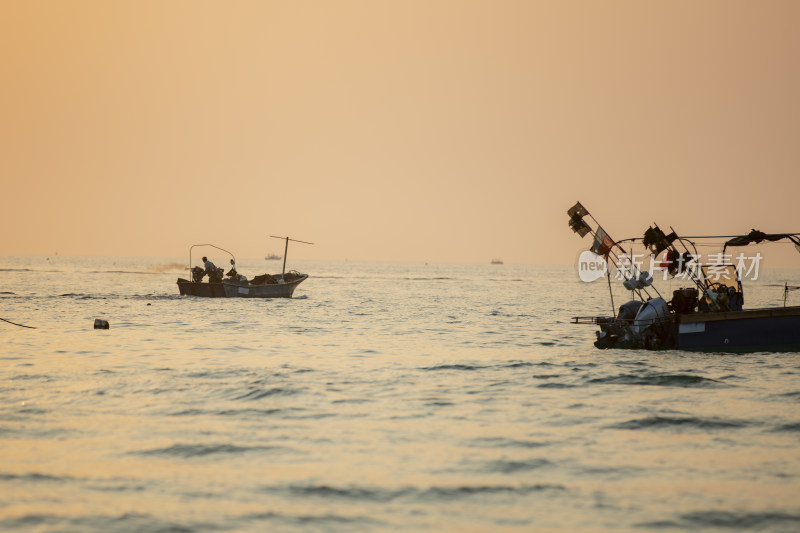 海上渔船夕阳景象