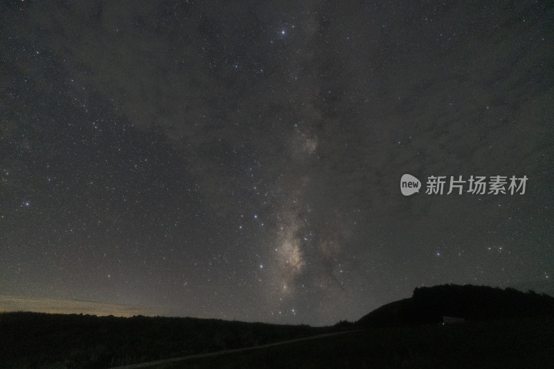 璀璨星空下的夜晚草地景象