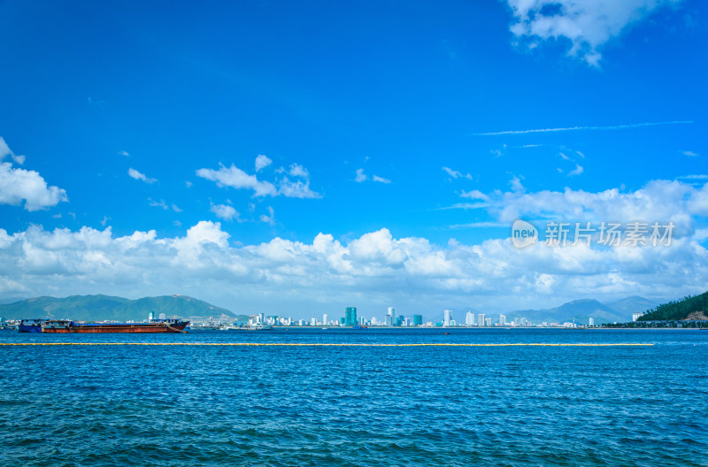 越南芽庄珍珠岛海景风光与海上货轮