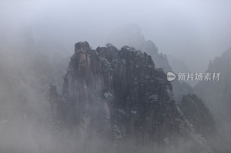 云雾缭绕的奇峰，气势磅礴的山间胜景