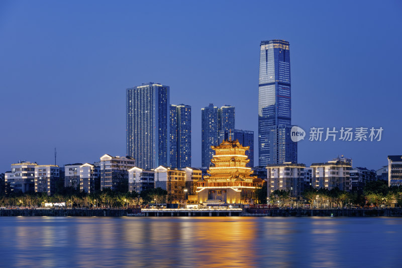 广西柳州西来寺与地王大厦夜景