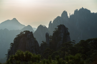 形态各异的山峰