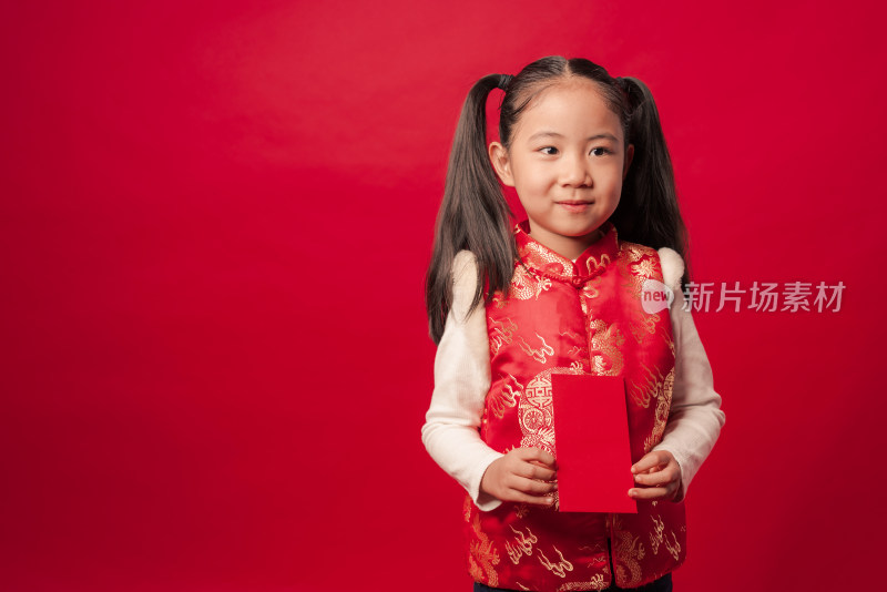 站在红色背景前拿红包的中国女孩