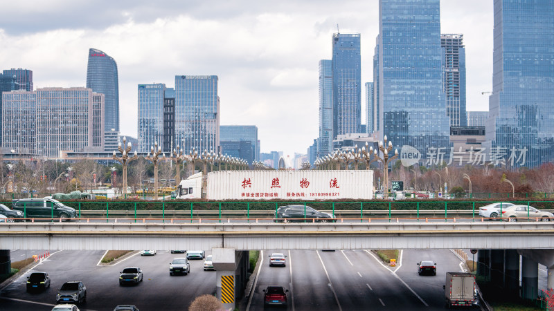 成都高新区绕城高速上行驶的物流箱式货车