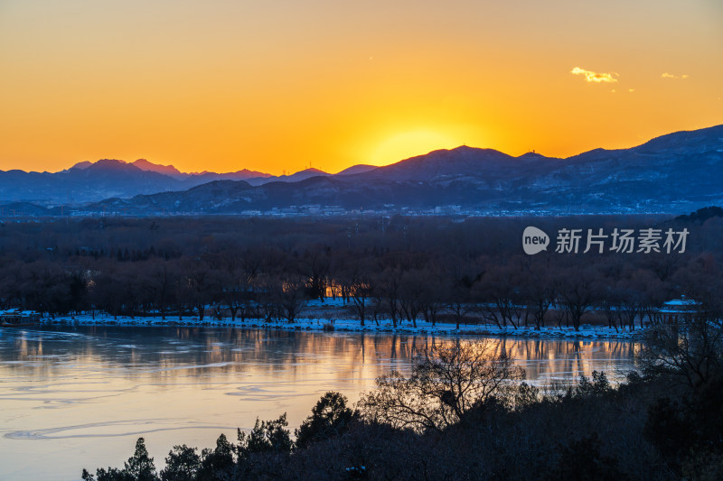 冬季从颐和园远眺北京西山日落