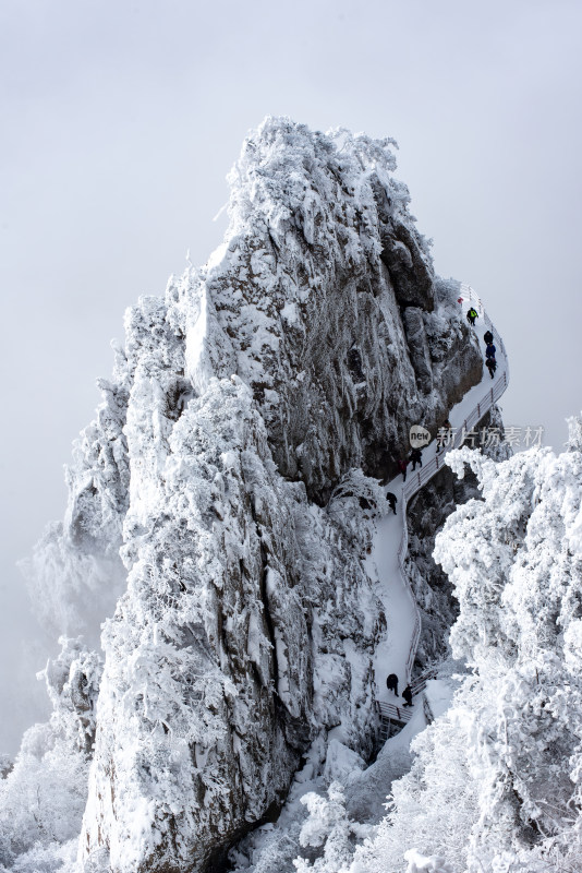 洛阳老君山雪后美景栈道上游客休闲拍照