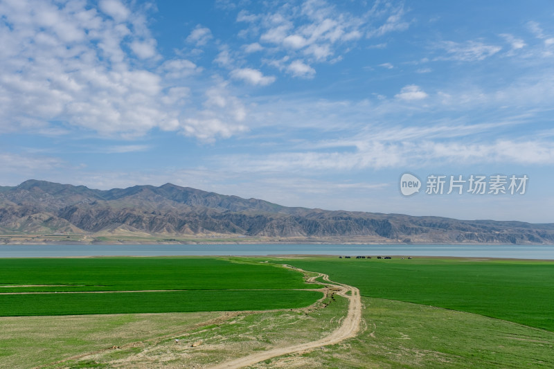 新疆伊犁蓝天白云下的草原河流和山脉