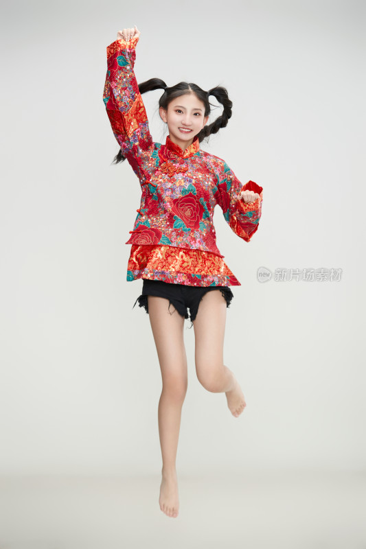 白色背景下身穿中国传统服饰的少女