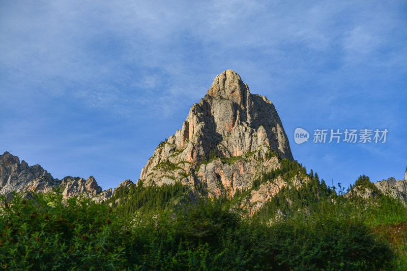 云雾缭绕山峰