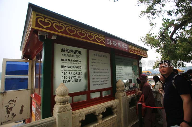 游船售票处排队场景
