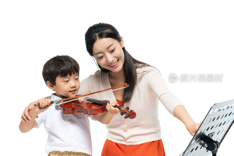 女老师指导男孩演奏乐器