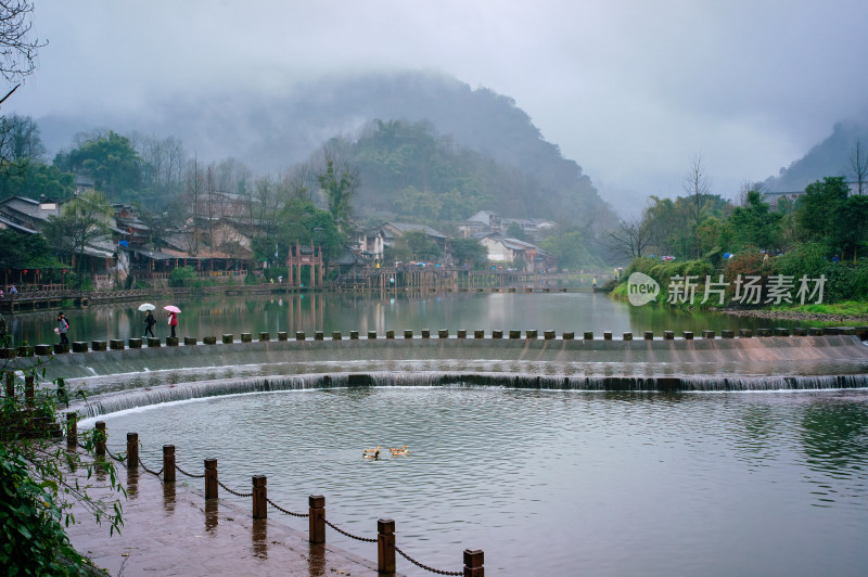 烟雨中的四川柳江古镇