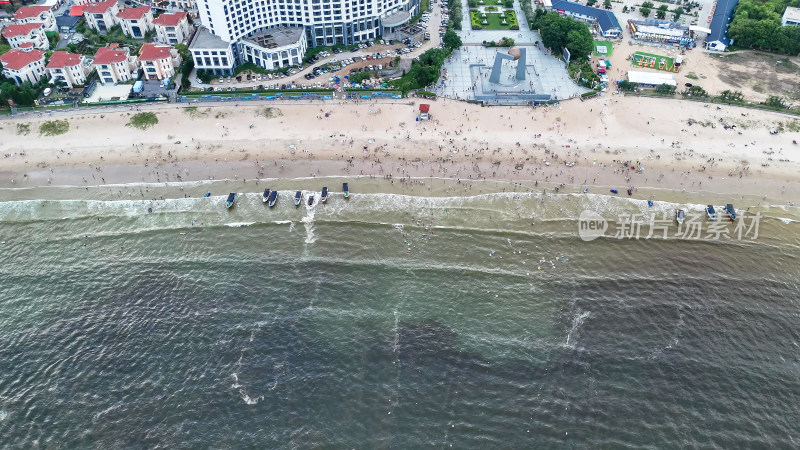 航拍海浪拍打沙滩沙滩游泳游客