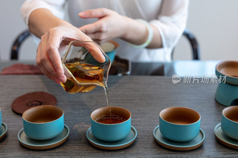 红茶倒茶的特写