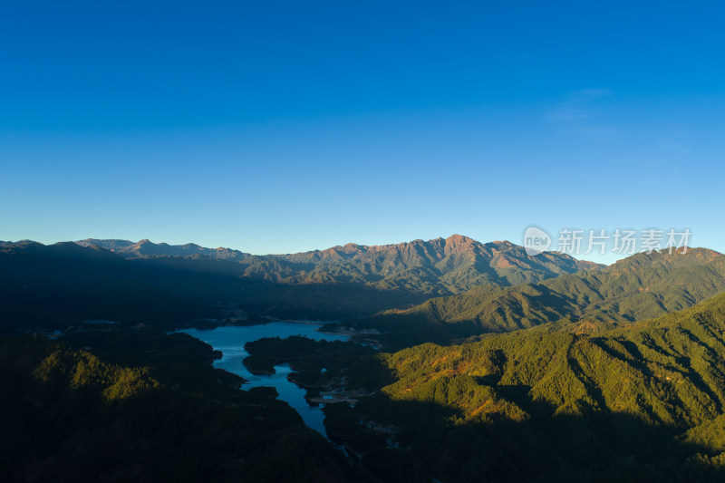 山间水库的壮丽自然风光全景