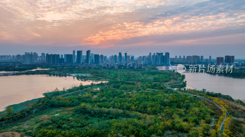 夕阳下的武汉金银湖风光