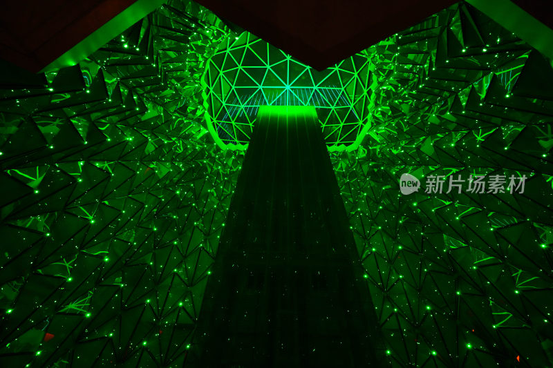 绿色灯光几何镜面艺术场景