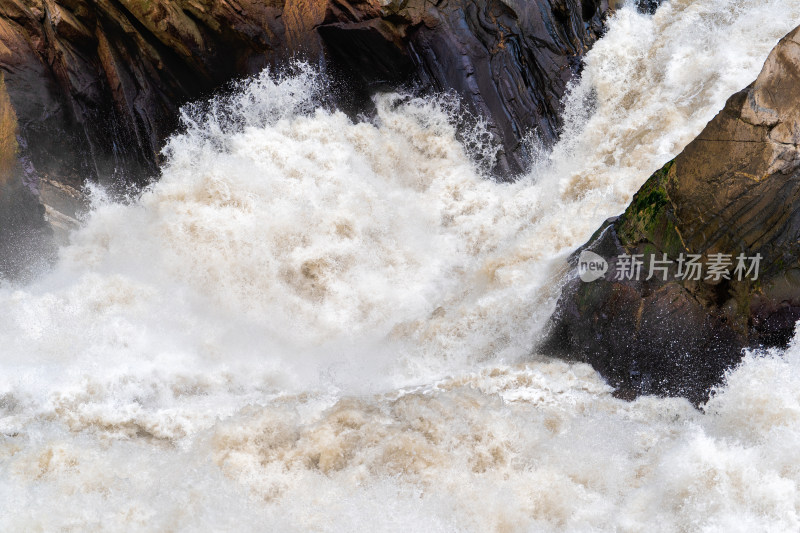 云南香格里拉虎跳峡奔腾的金沙江江水