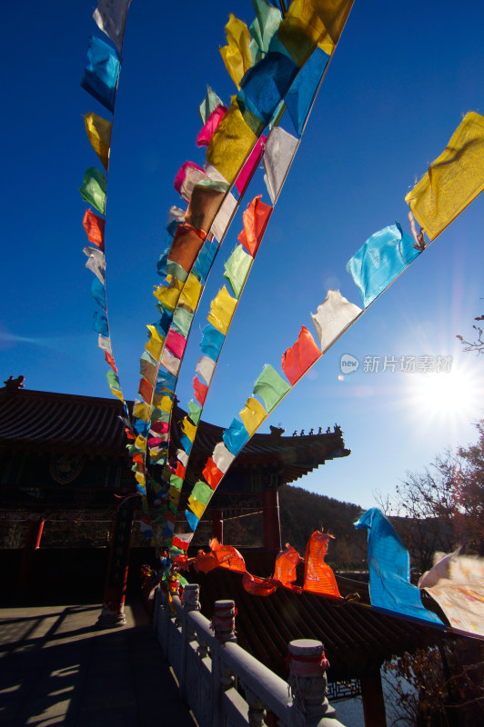 大连横山寺飘扬的彩色经幡