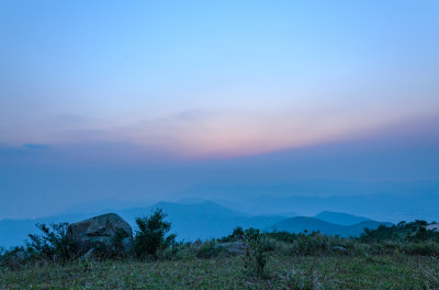 香港大帽山郊野公园山顶夕阳余晖黄昏风光