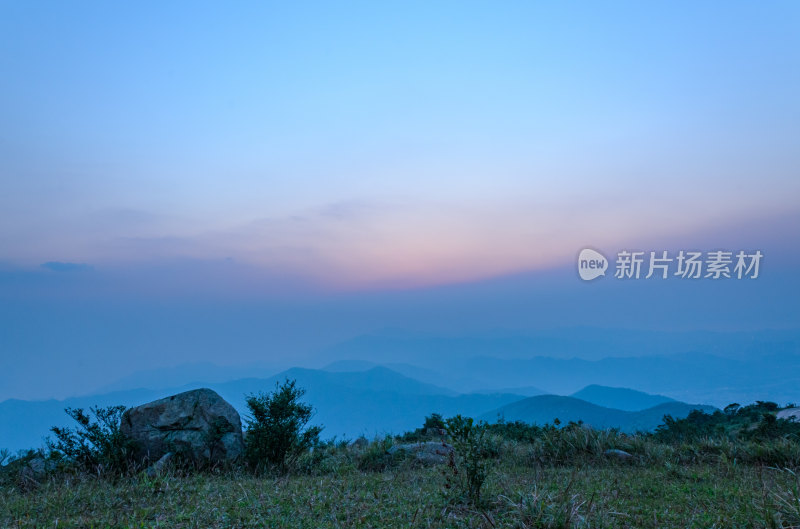 香港大帽山郊野公园山顶夕阳余晖黄昏风光