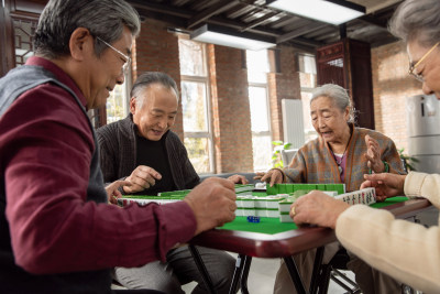 幸福的老年人打麻将