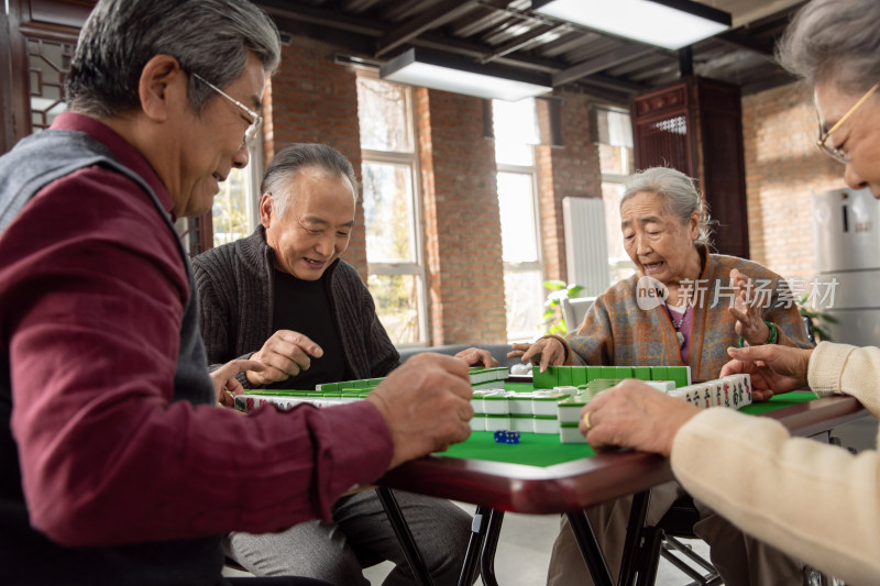 幸福的老年人打麻将