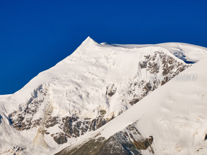 航拍阿尼玛卿雪山