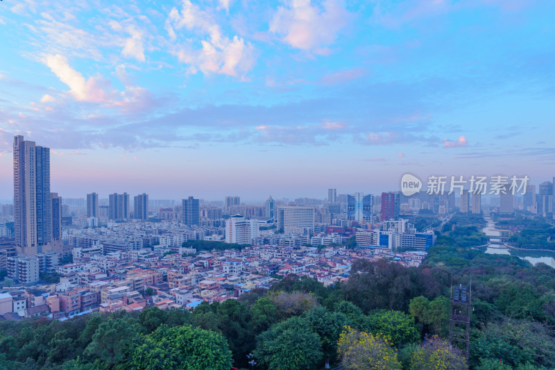 佛山魁星阁俯瞰城市高楼建筑群与夕阳晚霞