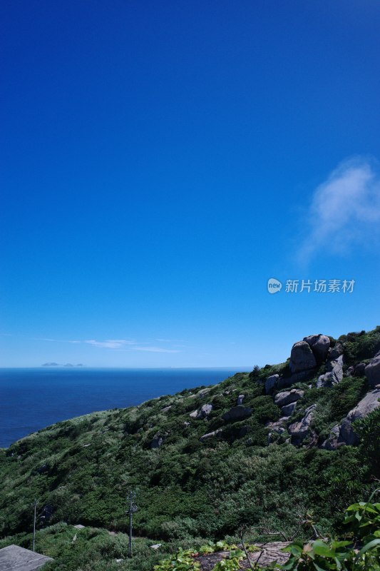 海边山景植被覆盖的开阔自然景观