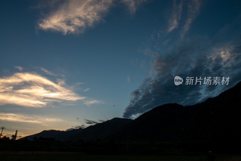 夕阳西下山峦风景