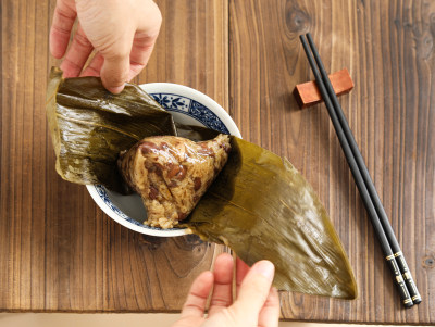 桌面上摆放着的中国传统节日端午节美食粽子