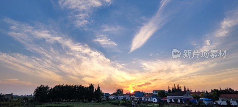 乡村日落时分天空云彩飘动的全景风光