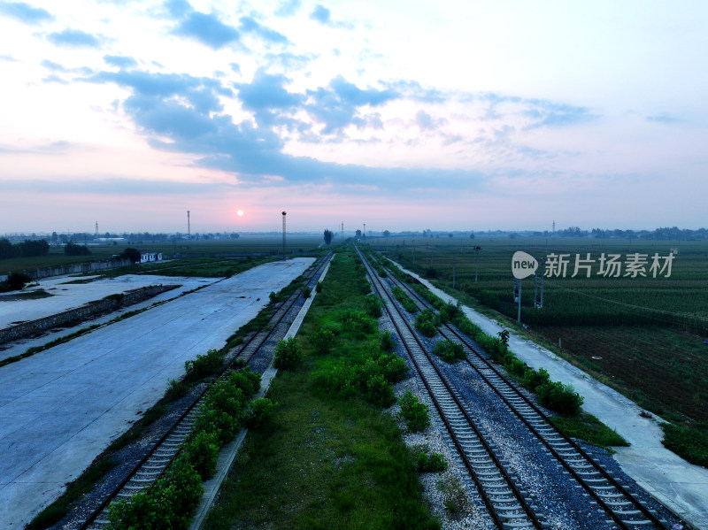 铁路轨道清晨日出