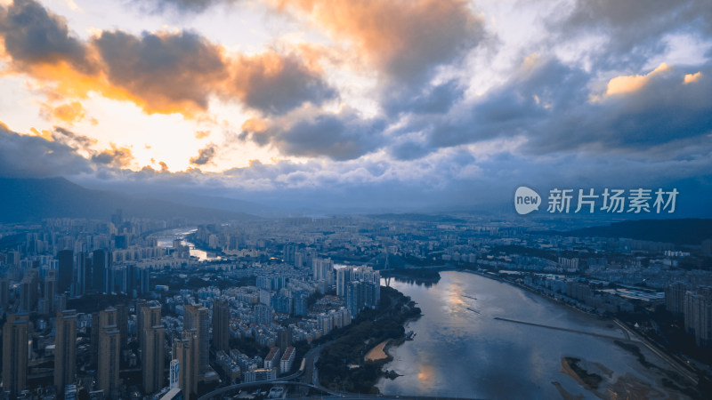 城市上空的晚霞