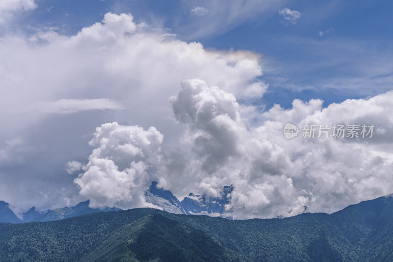 云南德钦梅里雪山-云雾中的加瓦仁安峰