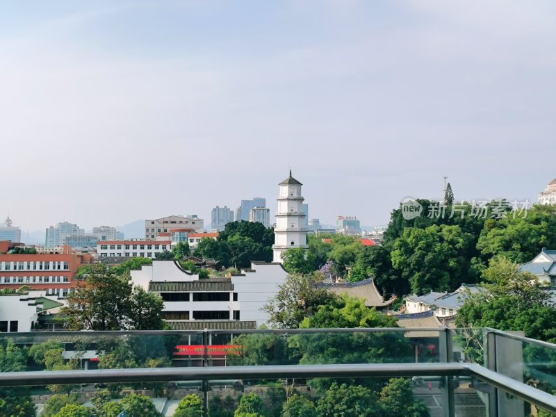 远眺城市中的古塔及周边建筑景观