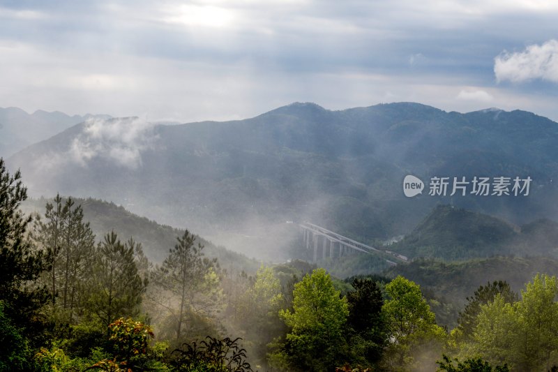 重庆酉阳：雾漫缭绕美青山