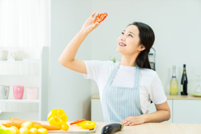 年轻女子在厨房做饭