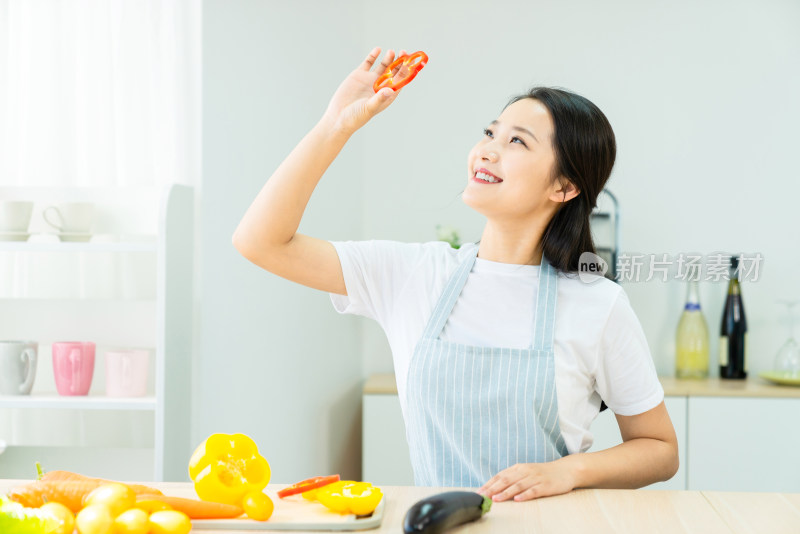 年轻女子在厨房做饭