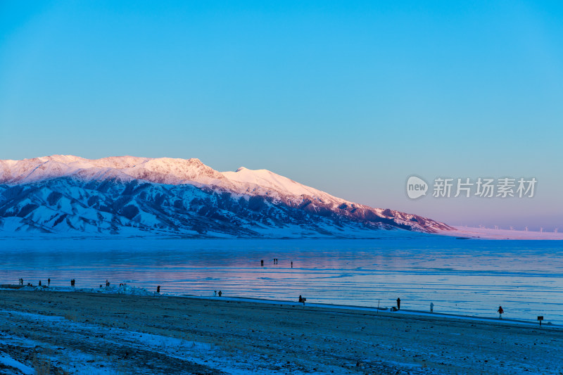 新疆冬季赛里木湖雪景雪山冰湖蓝冰日照金山