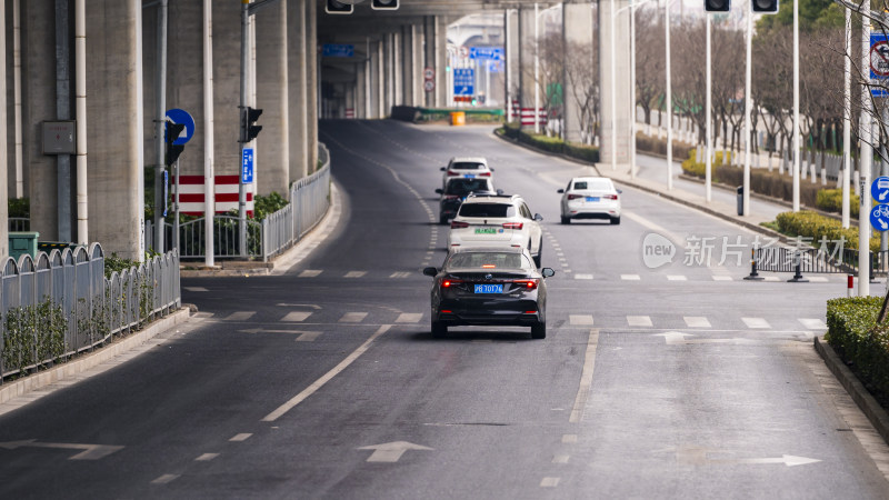 城市道路上行驶着多辆汽车的景象