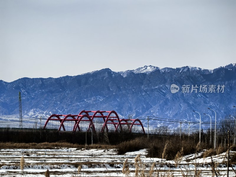 雪山下的红色拱形建筑