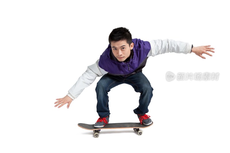 棚拍年轻男人玩滑板